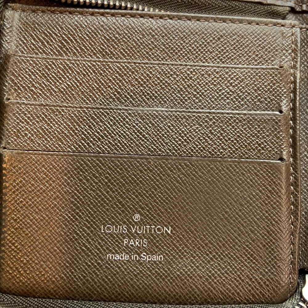 - Louis Vuitton taiga zippy wallet - Picture 10 of 15
